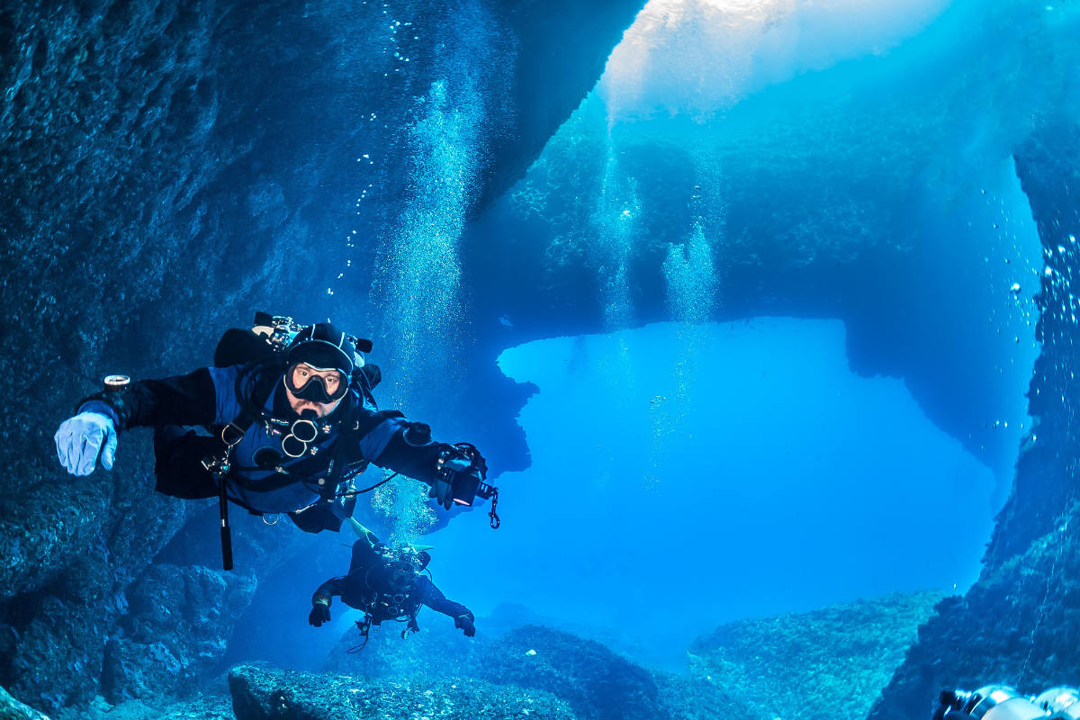 Diving Deep Se Exploring the Deep Sea: Diving into the Unknown Aquatic World – EAGLEROAM