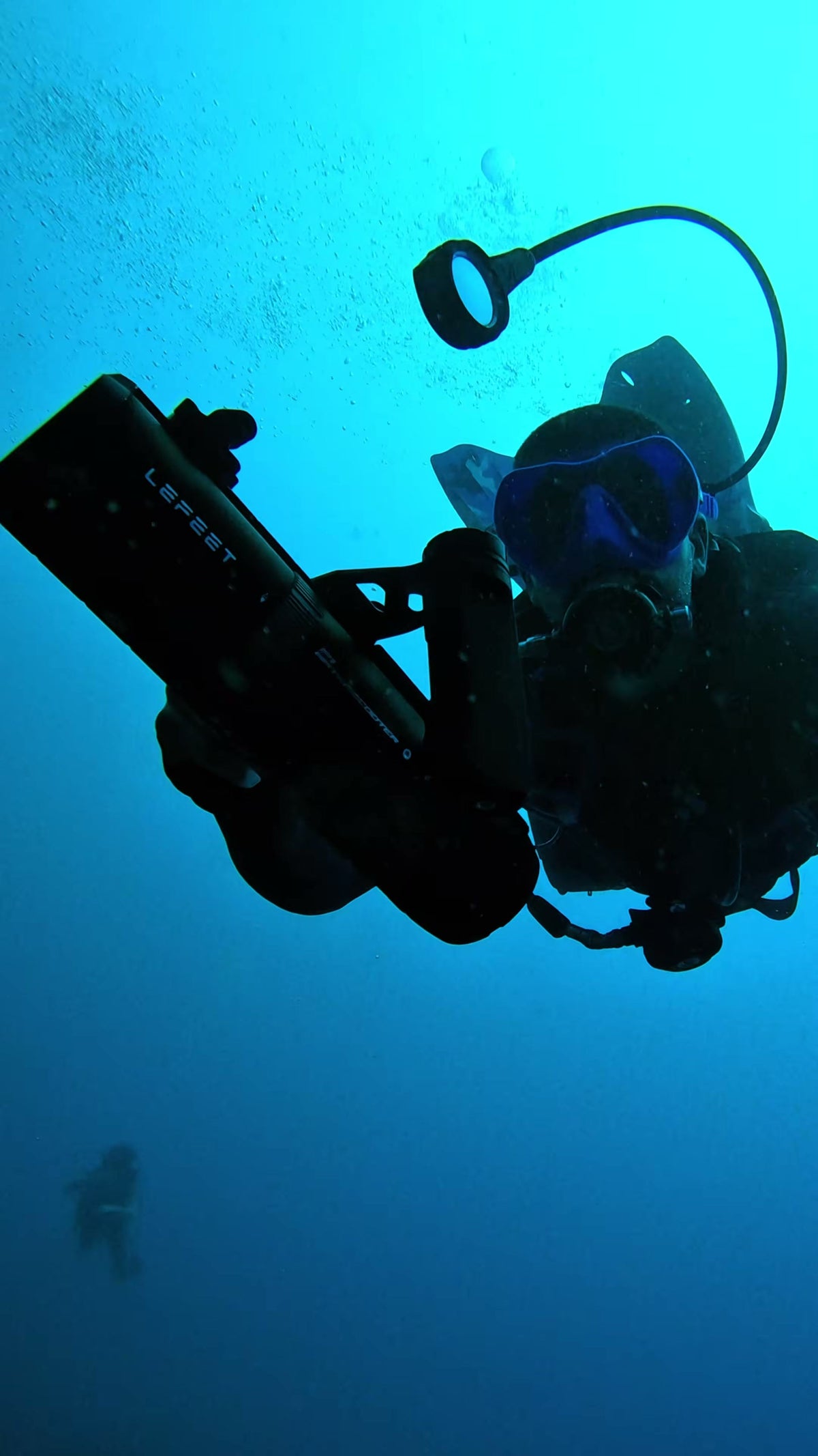 Scuba instructor holding the LEFEET P1 Standard underwater scooter