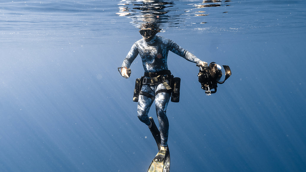 Underwater creator filming while using LEFEET Dual Unit propulsion