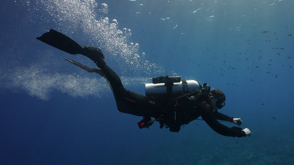 LEFEET underwater scooter mounted to a scuba tank